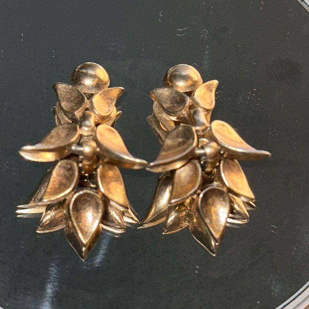 Vintage 50s/60s Trifari gold tone drop clip on earrings